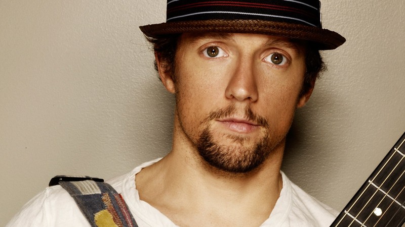 GREAT PHOTO OF JASON MRAZ WITH HIS GUITAR.