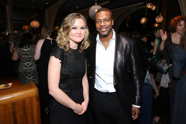 JULIA STILES AND CHRIS TUCKER POSING TOGETHER.