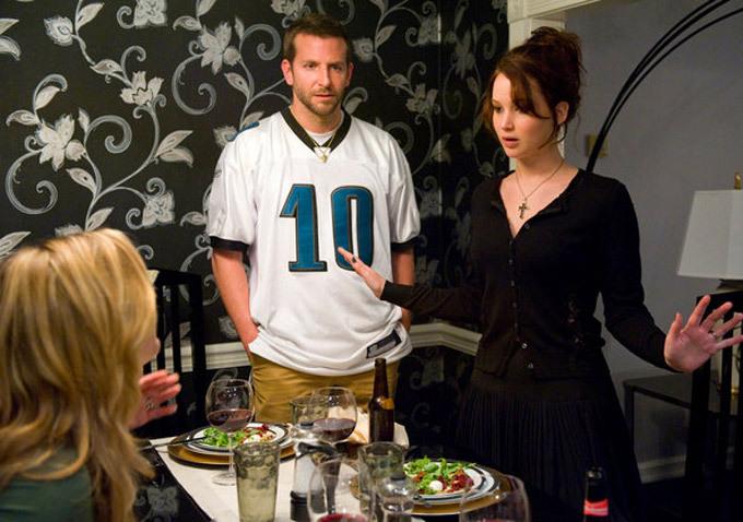 SCENE - BRADLEY AND JENNIFER'S CHARACTER HAVING DINNER IN THEIR FIRST SENCE IN THE MOVIE TOGETHER.