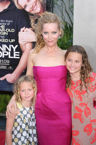 RED CARPET FOR MOVIE "FUNNY PEOPLE" - LESLIE MANN WITH HER TWO DAUGHTERS.