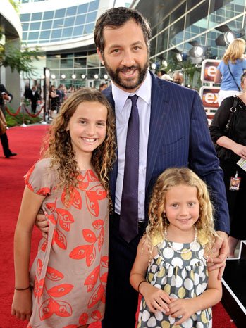 RED CARPET - JUDD APATOW WITH HIS TWO DAUGHTERS.