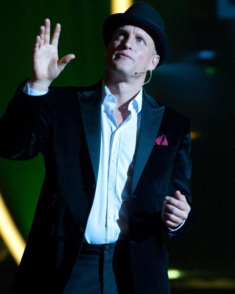 ACTOR - WOODY HARRELSON IN A SENCE FROM THE MOVIE "NOW YOU SEE ME" WHERE HE IS ON STAGE.