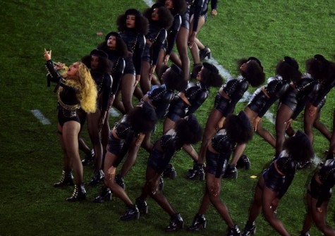 Beyonce-and-followers-in-V-formation-670x473